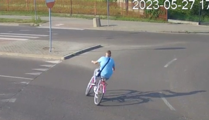 Kadr z monitoringu na którym widać mężczyznę jadącego na rowerze pod prąd.