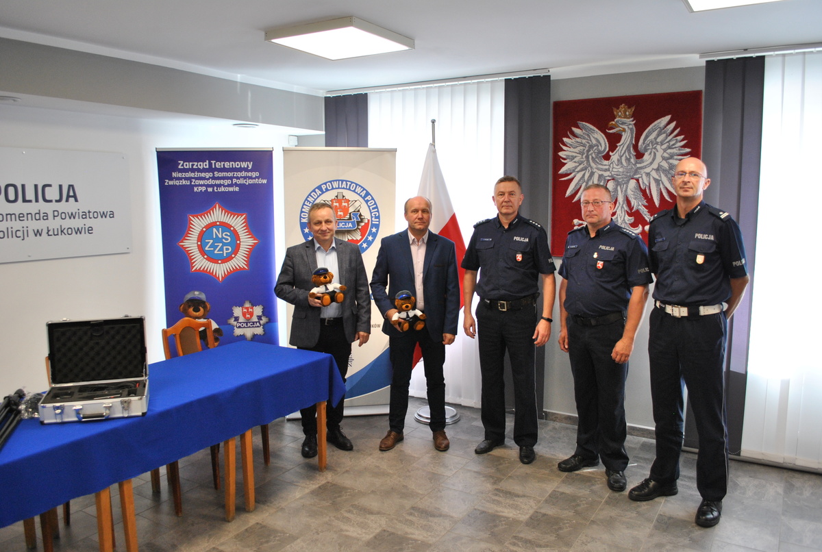 policjanci i przedstawiciele Zakładów Mięsnych w Łukowie w sali konferencyjnej komendy