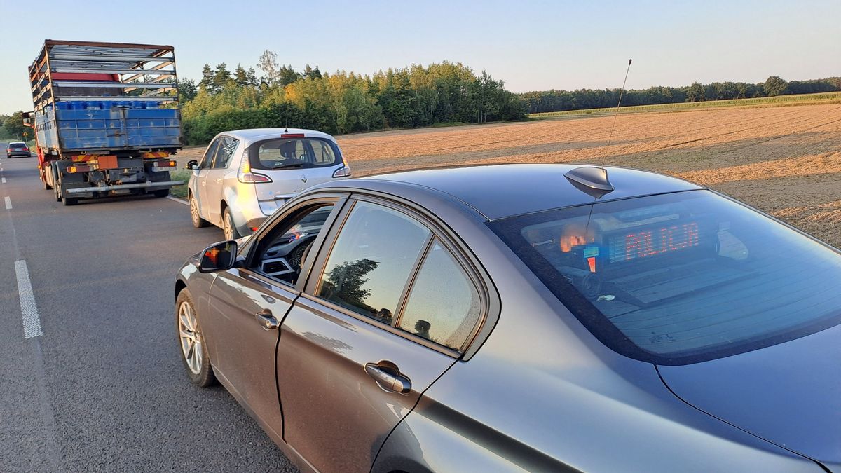 miejsce wypadku drogowego, nieoznakowany samochód z napisem Policja