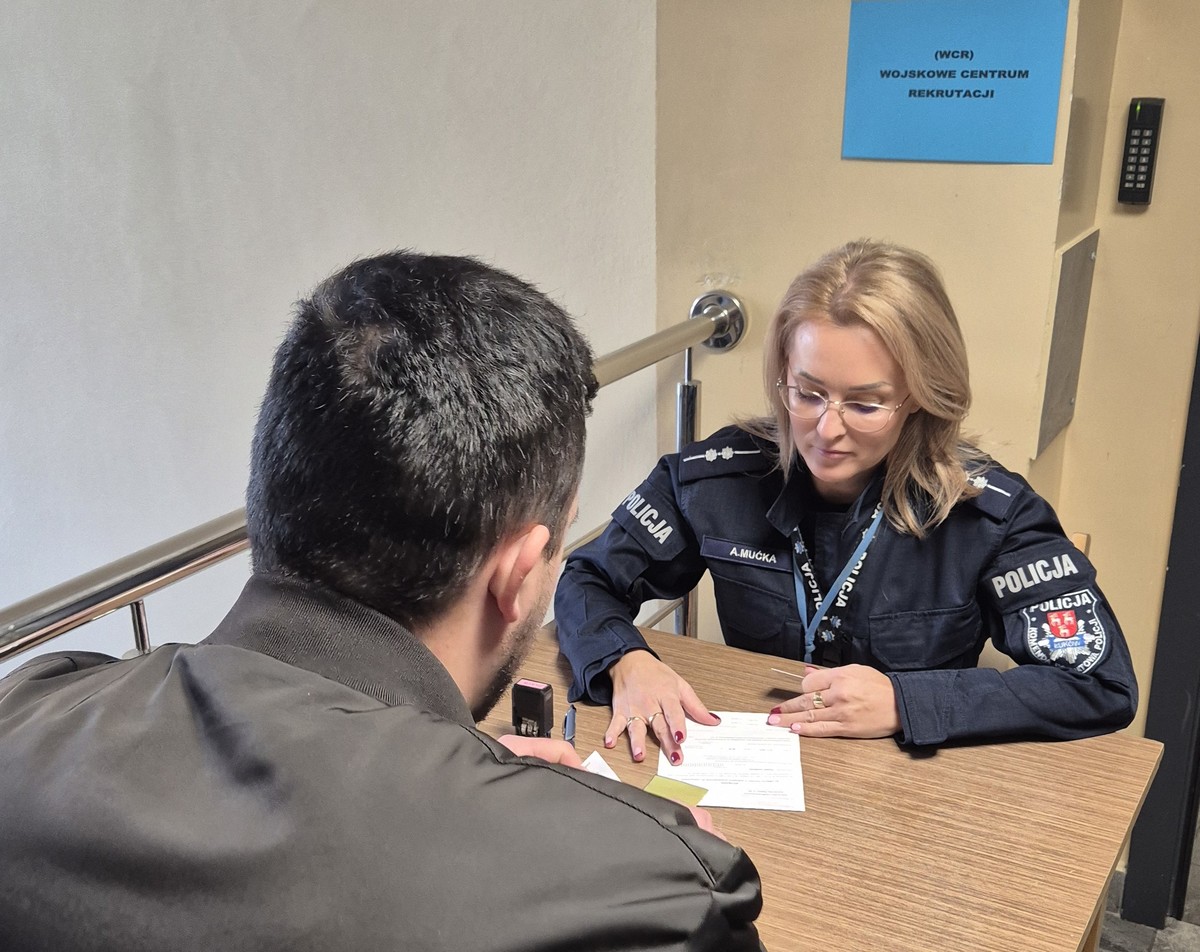 uczestnik ćwiczeń Egida 2025 rejestruj esie w punkcie u policjantki