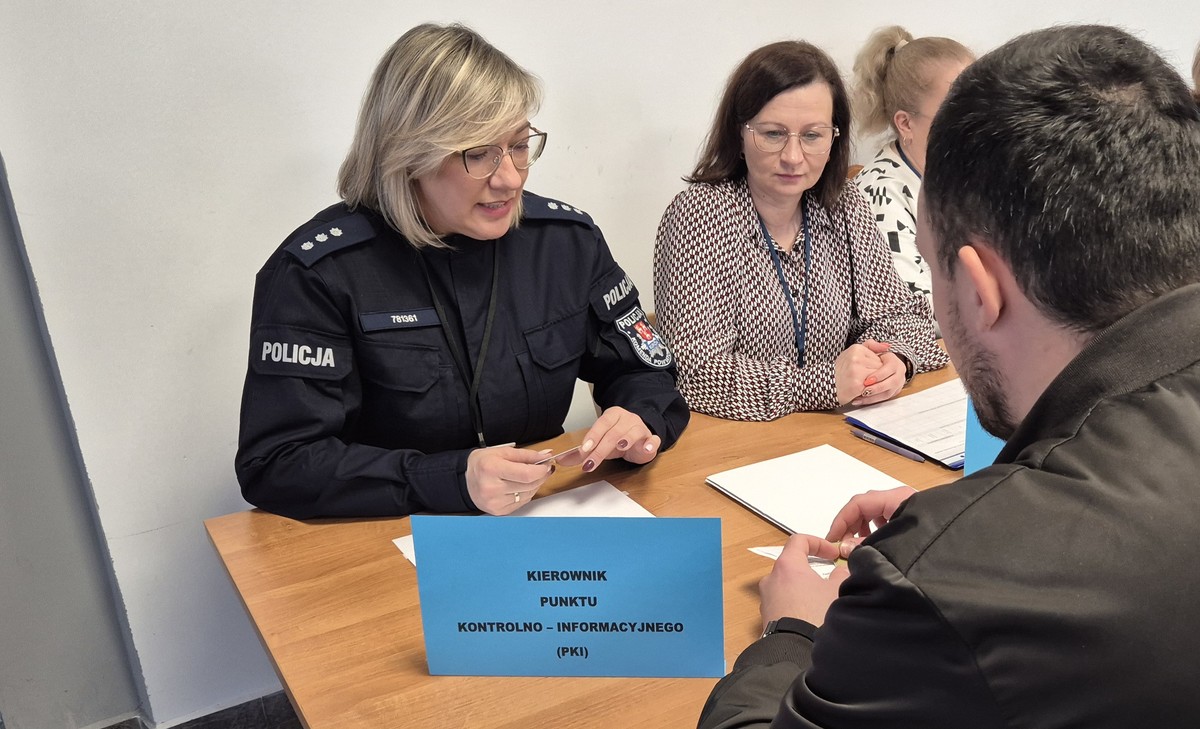 Pani komisarz Policji i pracownica policji rejestrują uczestnika ćwiczeń