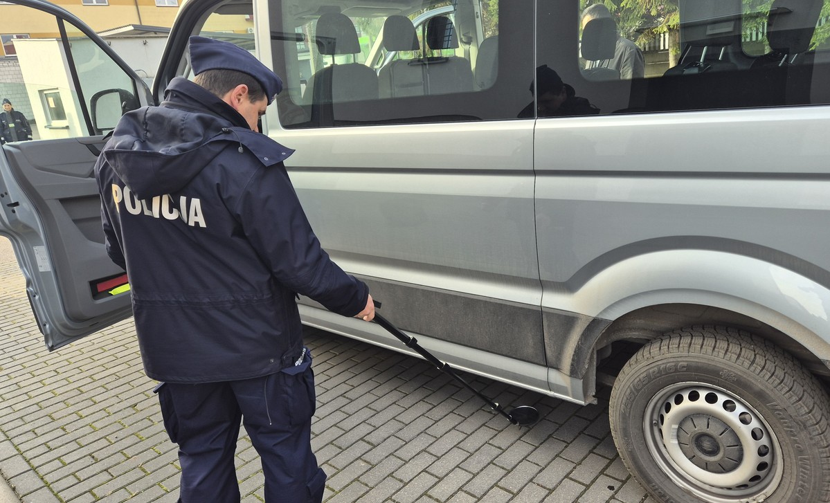 umundurowany policjant spradza samochód