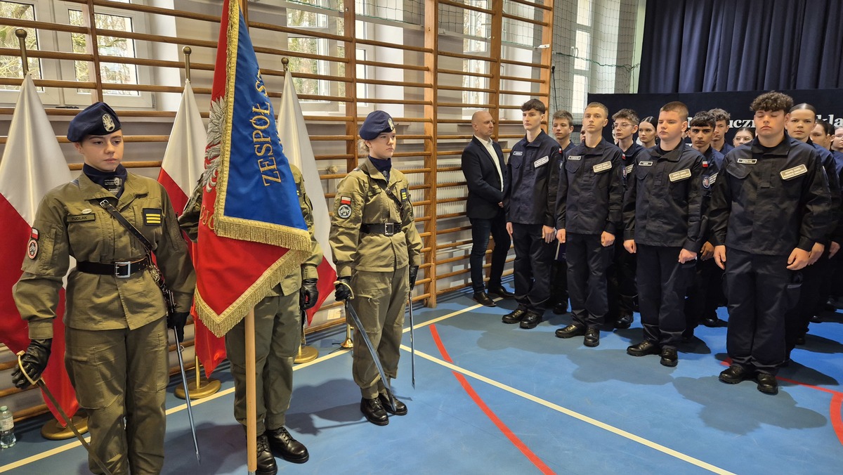 poczetr sztandarowy i kadeci oddziału o profilu mundurowym