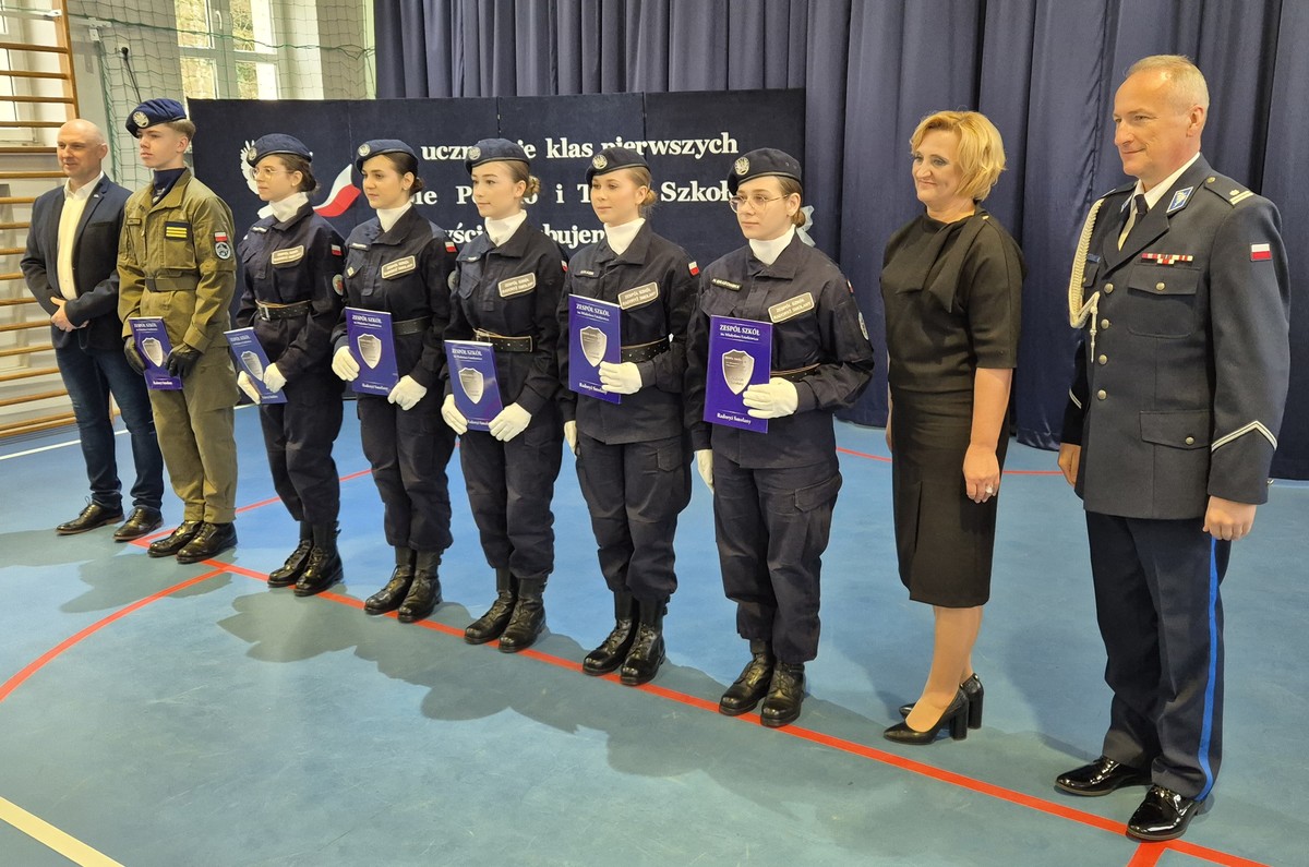 nauczyciel, kadeci oddziału o profilu mundurowym, Pani dyrektor i podinspektor Policji