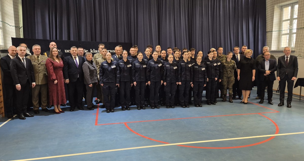 kadeci oddziału o profilu mundurowym z zaproszonymi gośćmi