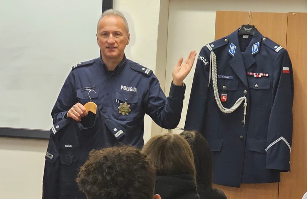 podinspektor policji prezentuje kadtom mundur