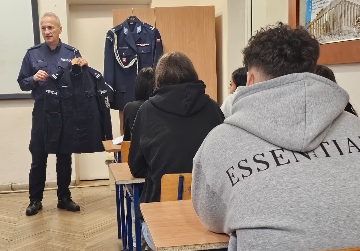 podinspektor Policji prezentuje kadtom różne rodzaje mundurów