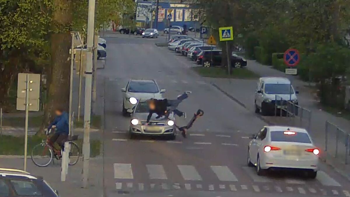 Dwie nastolatki na jednej hulajnodze uderzają w bok auta osobowego.