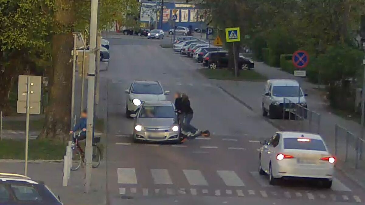 Dwie nastolatki na jednej hulajnodze uderzają w bok auta osobowego.