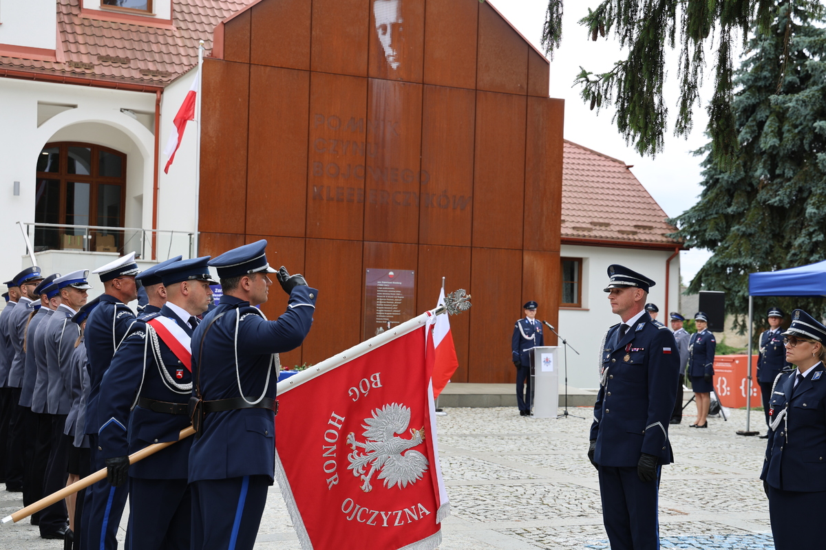 uroczysty apel z okazji Święta Policji na placu muzeum