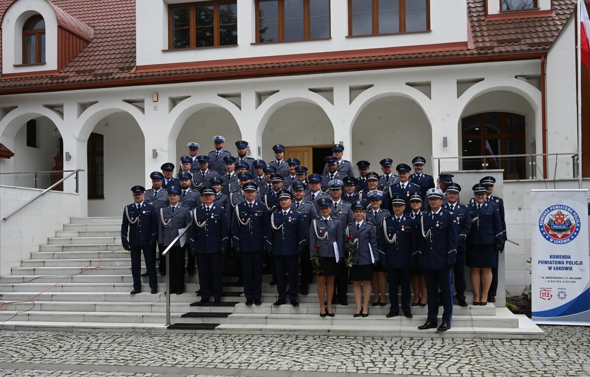 policjanci na schodach muzeum