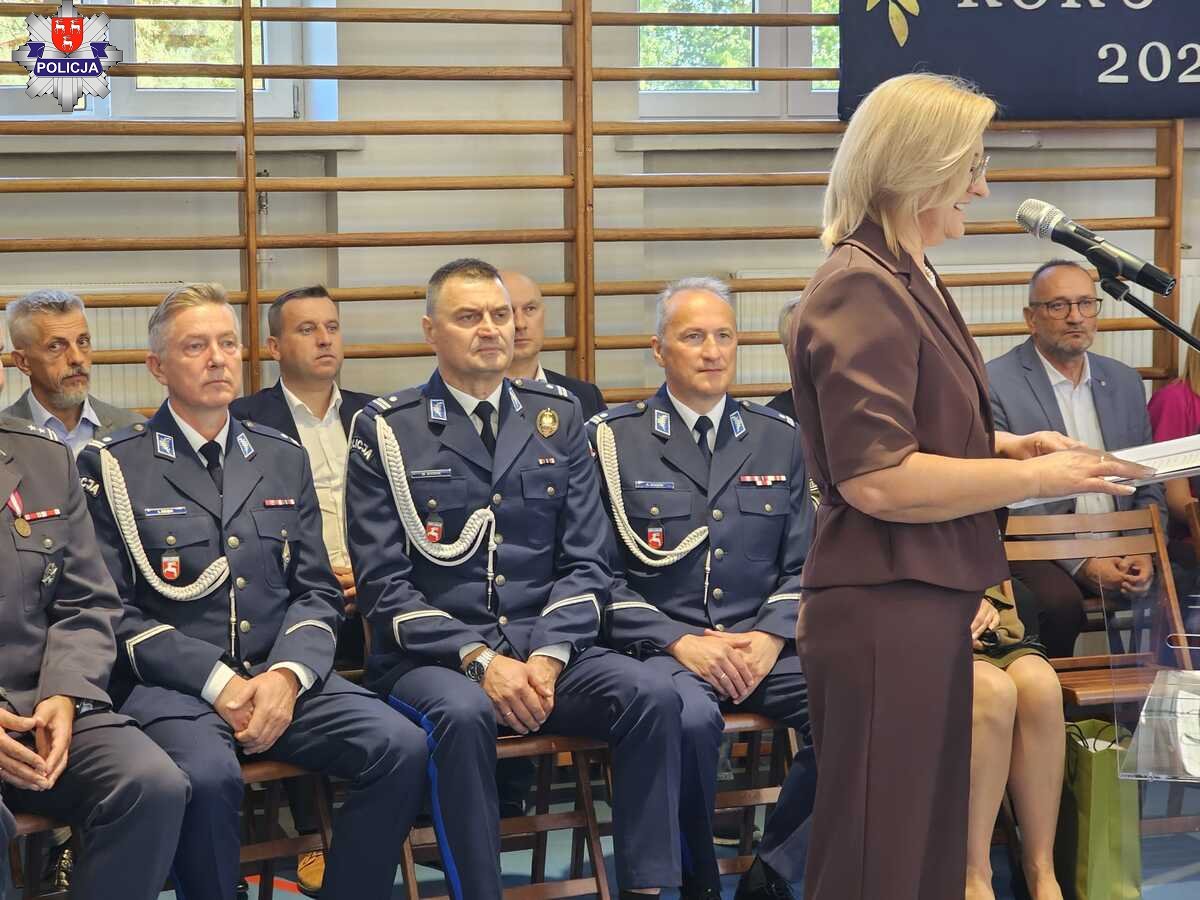 dyrektor szkoły i policjanci na inauguracji roku szkolengo