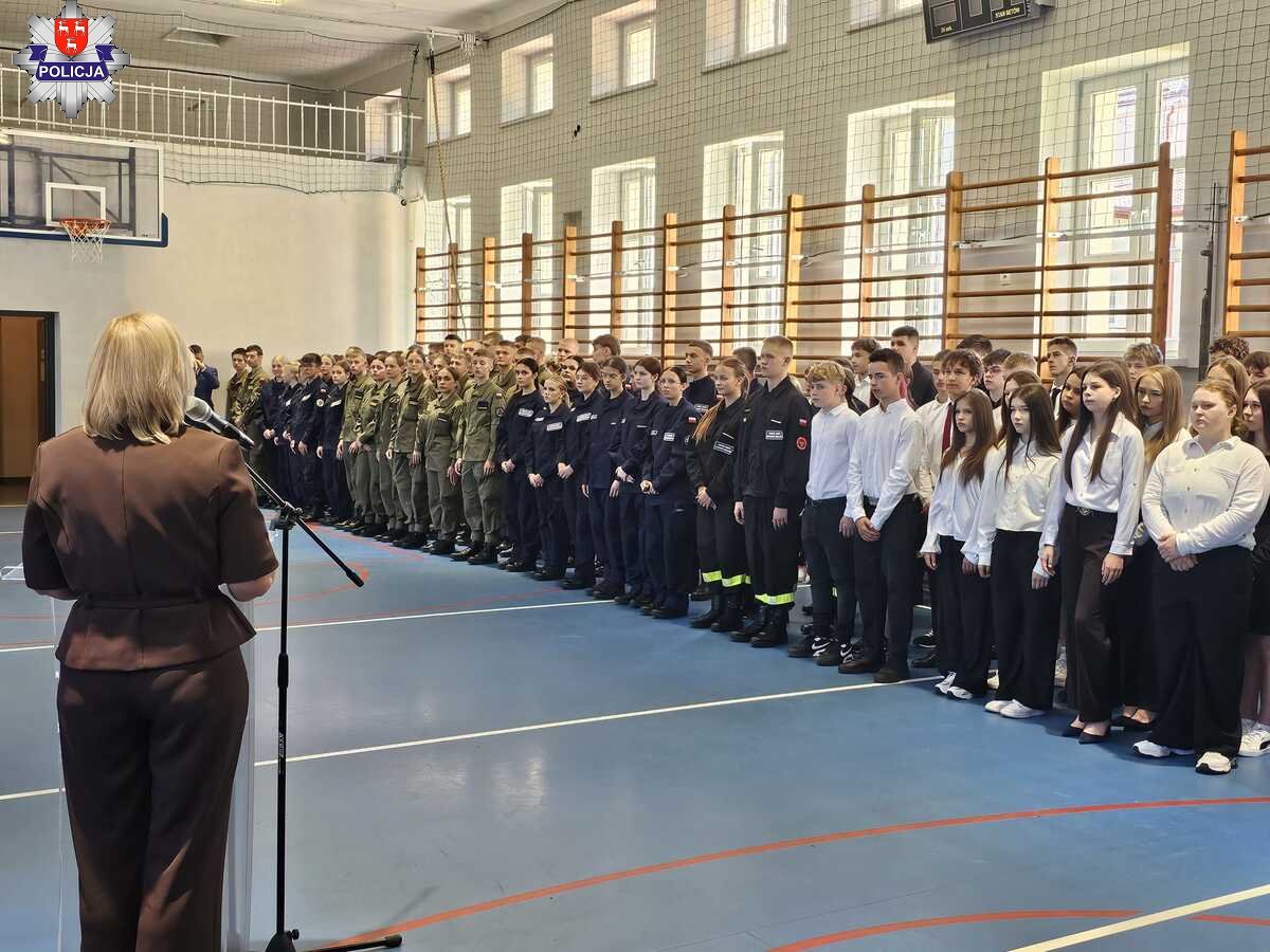 dyrektor szkoły i uczniowie