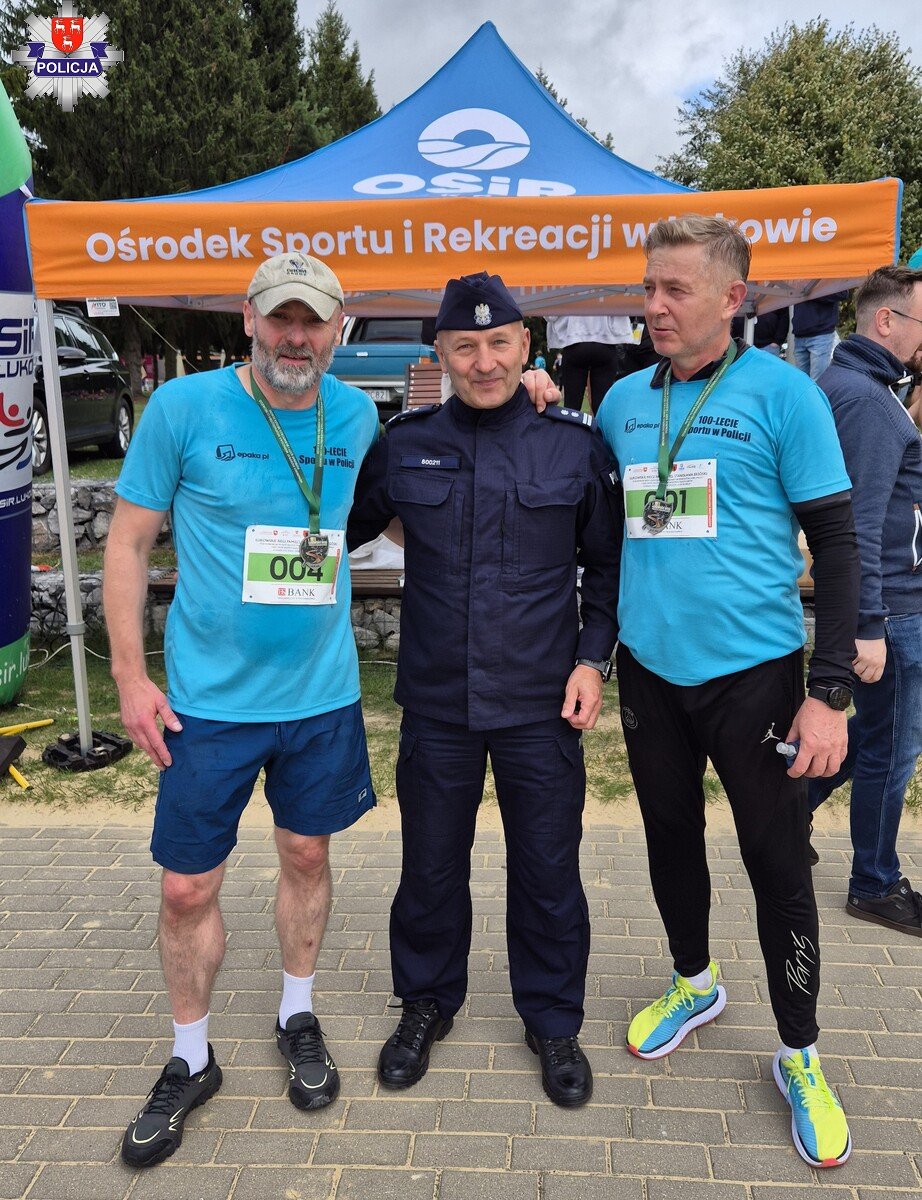 Komendant i policjanci z medalami
