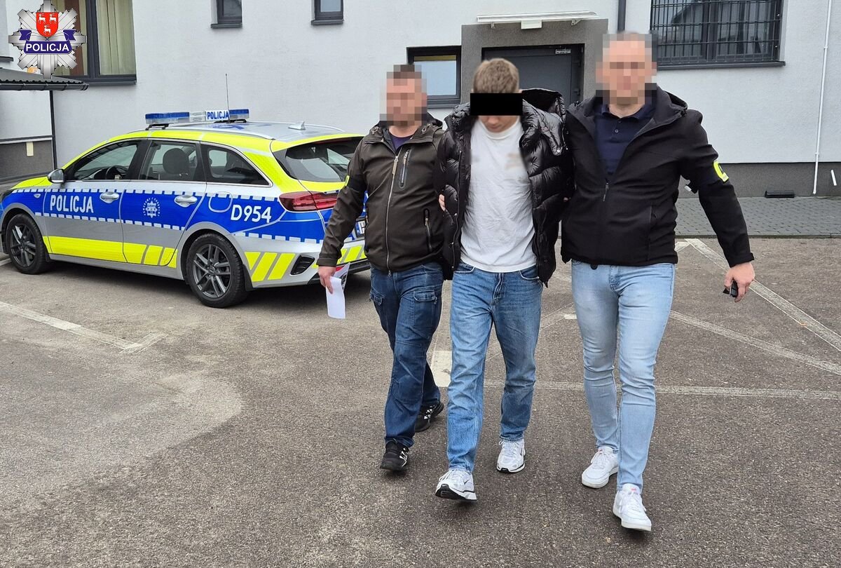 nieumundurowani policjanci prowadzą podejrzanego obok radiowóz