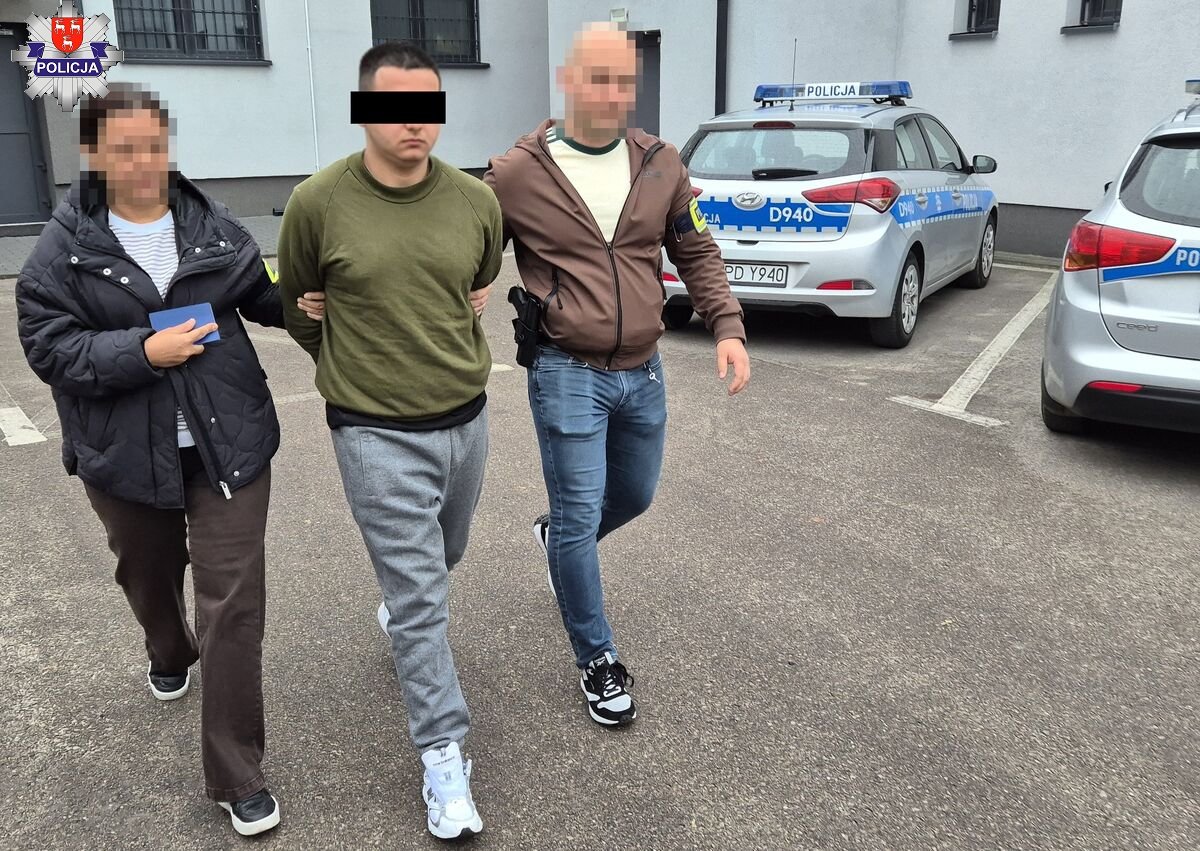 nieumundurowani policjanci prowadzą podejrzanego obok radiowóz