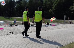Policjanci czuwają nad bezpieczeństwem osób wypoczywających nad wodą