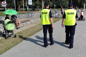 Policjanci czuwają nad bezpieczeństwem osób wypoczywających nad wodą