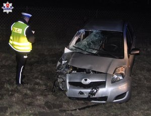 Policjant opisuje uszkodzony samochód marki Toyota.