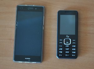Smartfon marki Huawei i telefon komórkowy marki Fly.
