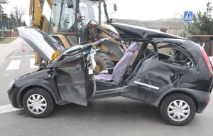 Uszkodzony samochód marki Opel Corsa.