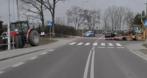 Ciągnik rolniczy, uszkodzony opel i koparko-ładowarka na skrzyżowaniu gdzie doszło do wypadku drogowego.