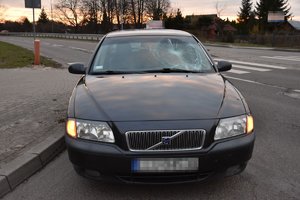 Samochód marki Volvo z uszkodzoną przednią szybą.