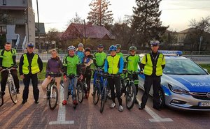 Policjanci i rowerzyści z grupy "Rowerowy Łuków"