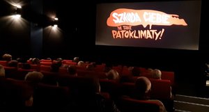 Widzowie w Sali Kina Łuków podczas wyświetlanego spotu „Szkoda Ciebie na takie patoklimaty”