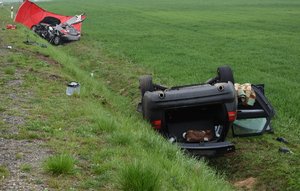 Uszkodzone w wypadku samochody marki Audi i Honda znajdujące się w przydrożnym rowie