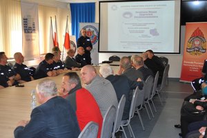 Debata społeczna w Urzędzie Gminy Łuków z udziałem policjantów.