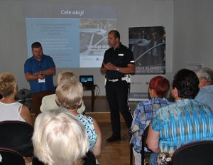 policjant na spotkaniu z seniorami