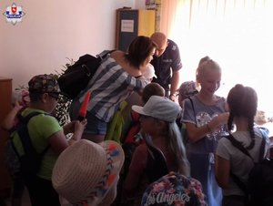 dzieci z policjantem