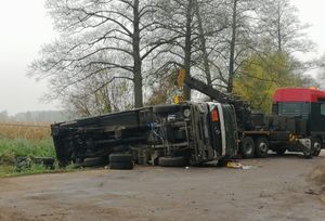 leżąca na drodze cysterna z paliwem