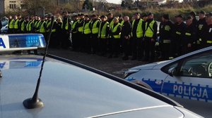 grupa poszukiwawcza policjantów i strażaków