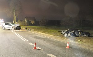 rover i peugeot na miejscu wypadku drogowego