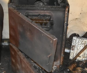 stojący w pomieszczeniu piec typu koza