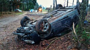 leżący na miejscu zdarzenia, na dachu samochód audi