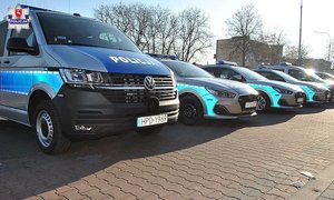 radiowozy ustawione na zatoczce parkingowej