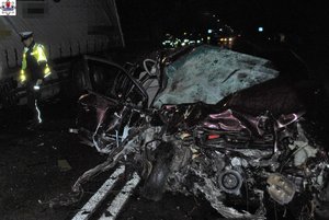 policjant i uszkodzone audi