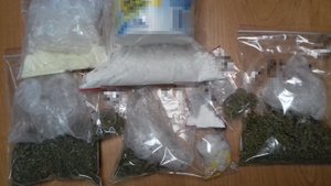 foliowe woreczki z zabezpieczonymi narkotykami