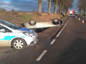 radiowóz i opel na miejscu wypadku
