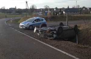 opel i radiowóz na miejscu wypadku