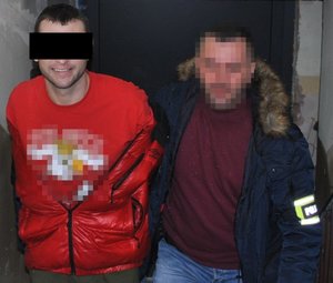 tymczasowo aresztowany i policjanci kryminalny