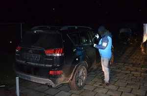 Citroen Crosser i policjant kryminalny