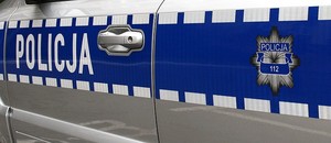 zdjęcie ilustracyjne i element radiowozu z napisem Policja