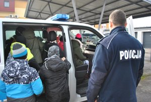 policjant i dzieci w radiowozie
