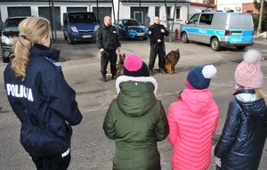 dzieci, psy służbowe i policjanci