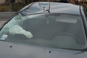 wgnieciony dach i zbita szyba forda