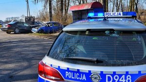 radiowóz i uszkodzone pojazdy na miejscu wypadku drogowego